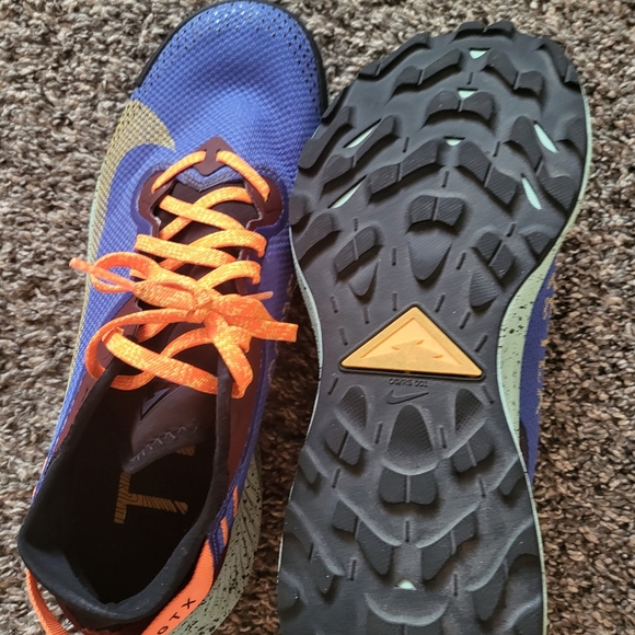 Nike shoes - Picture 2 of 3